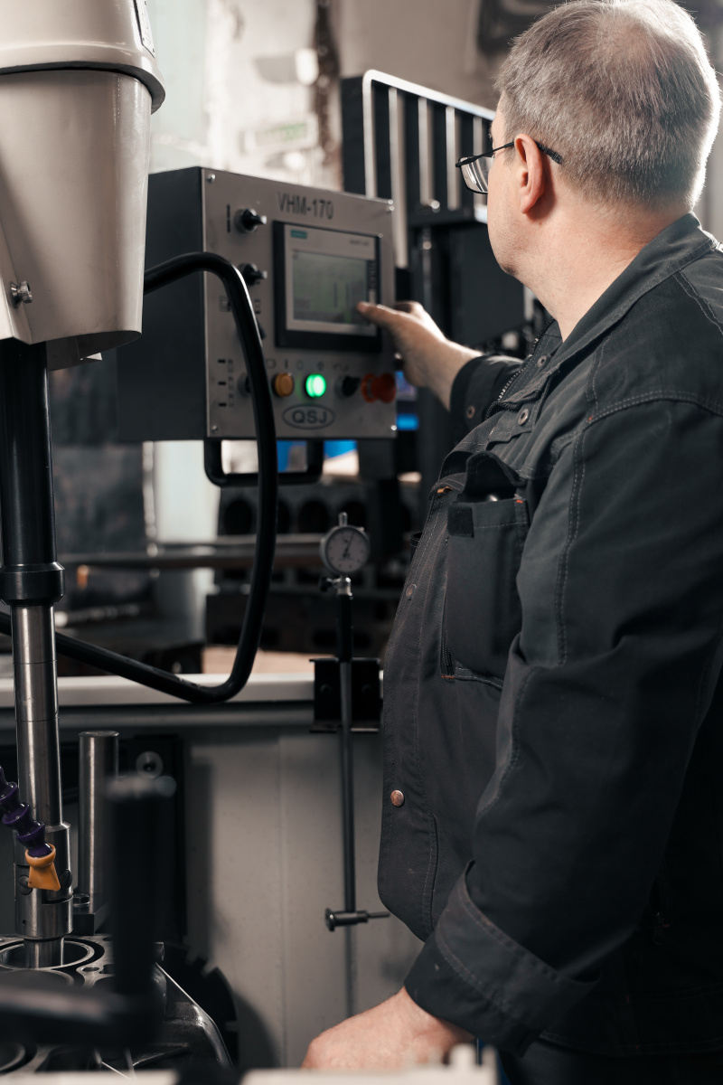 Вертикально-хонинговальный станок с ЧПУ THL VHM170